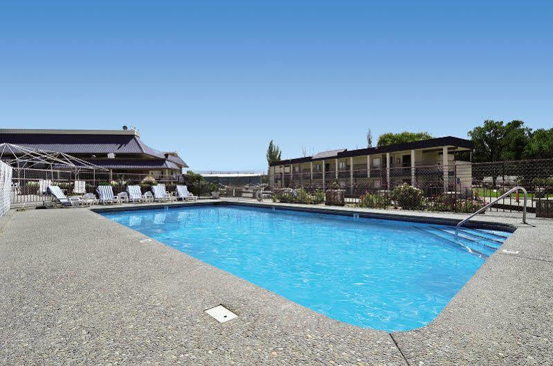 Red Arrow Inn & Suites, A Travelodge By Wyndham Montrose Bagian luar foto